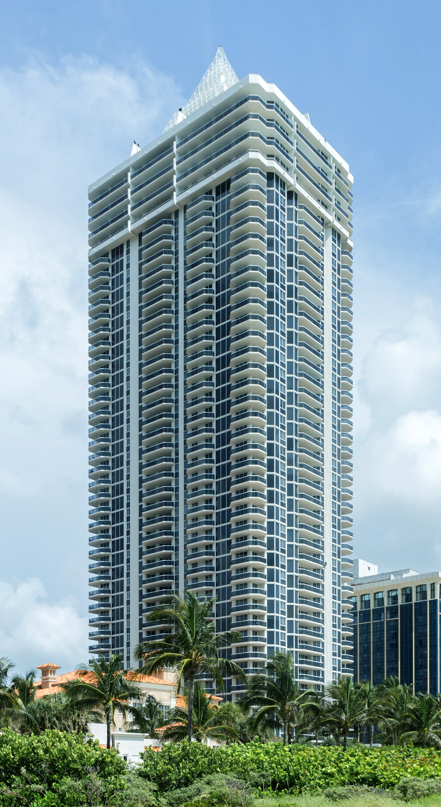 Blue Diamond Tower, Miami Beach - View from the south. © Mathias Beinling